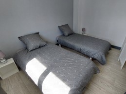 Chambre familiale avec trois lits simples du gîte Lilas