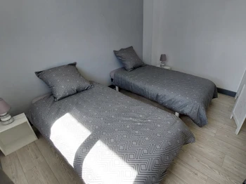 Chambre familiale avec trois lits simples du gîte Lilas