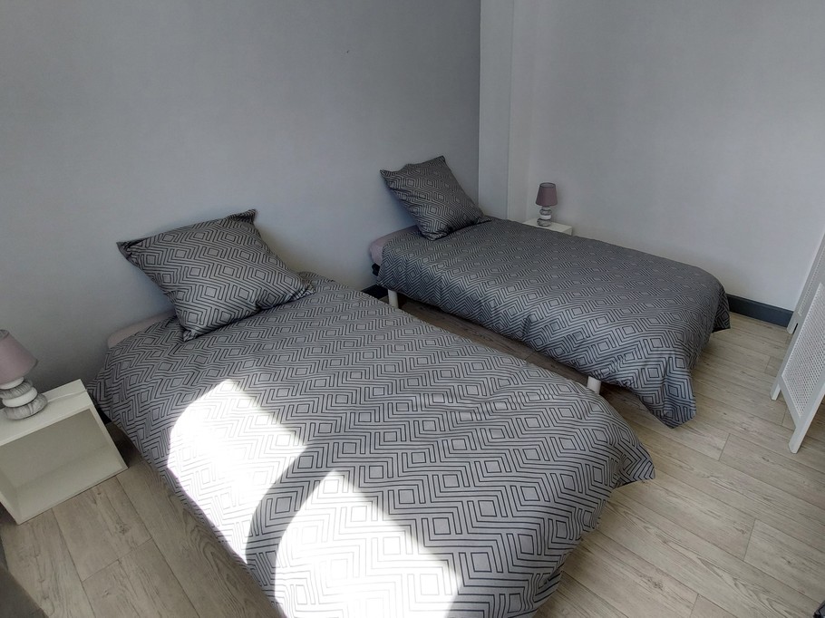 Chambre familiale avec trois lits simples du gîte Lilas
