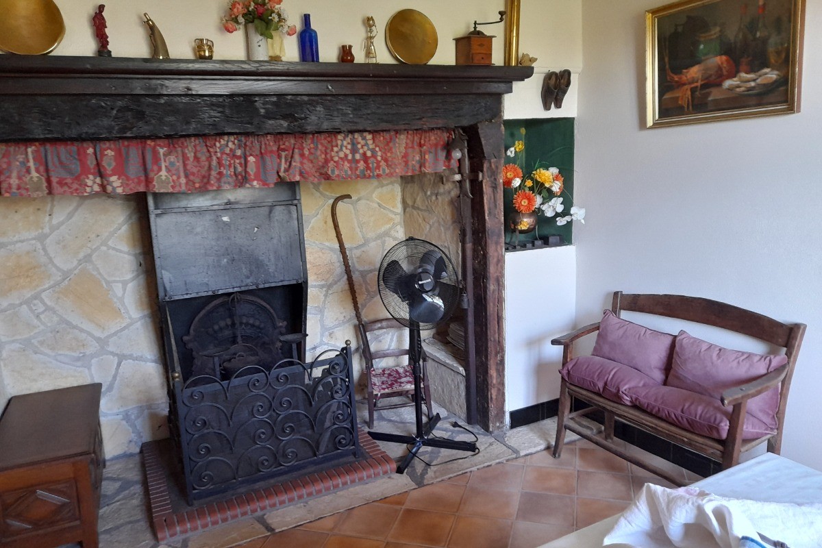 Belle maison de pays - coin cheminée