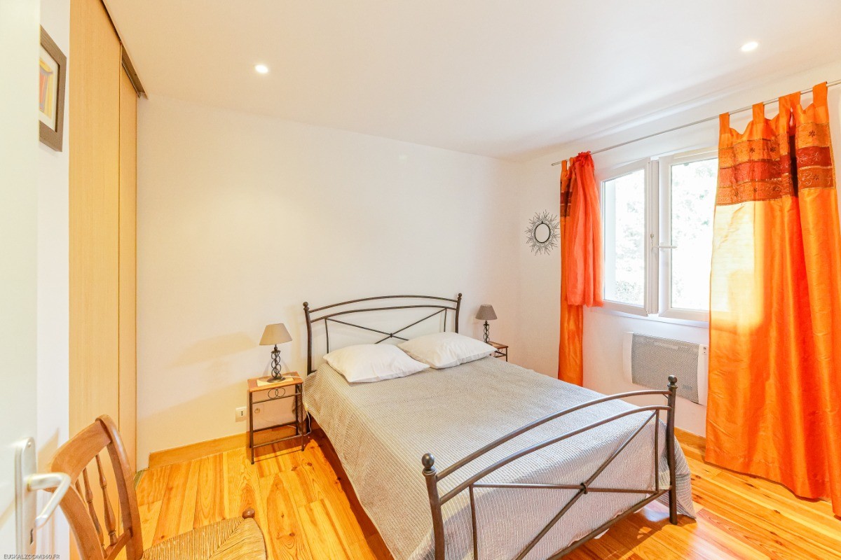 CHAMBRE AVEC LIT EN 140CM