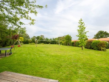 Parc de loisirs avec jeu sur ressort, balançoire, table de ping pong, terrain de volley, terrain de pétanque. Ballons, frisbees, boules de pétanque, raquettes et balles à disposition.