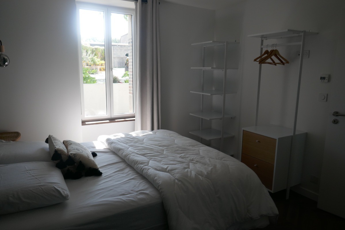Chambre 1 en rez-de-chaussée avec un lit en 160 et salle d'eau attenante