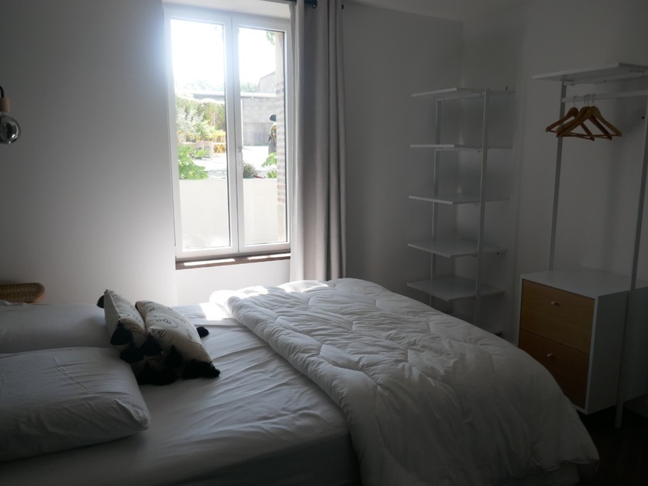 Chambre 1 en rez-de-chaussée avec un lit en 160 et salle d'eau attenante