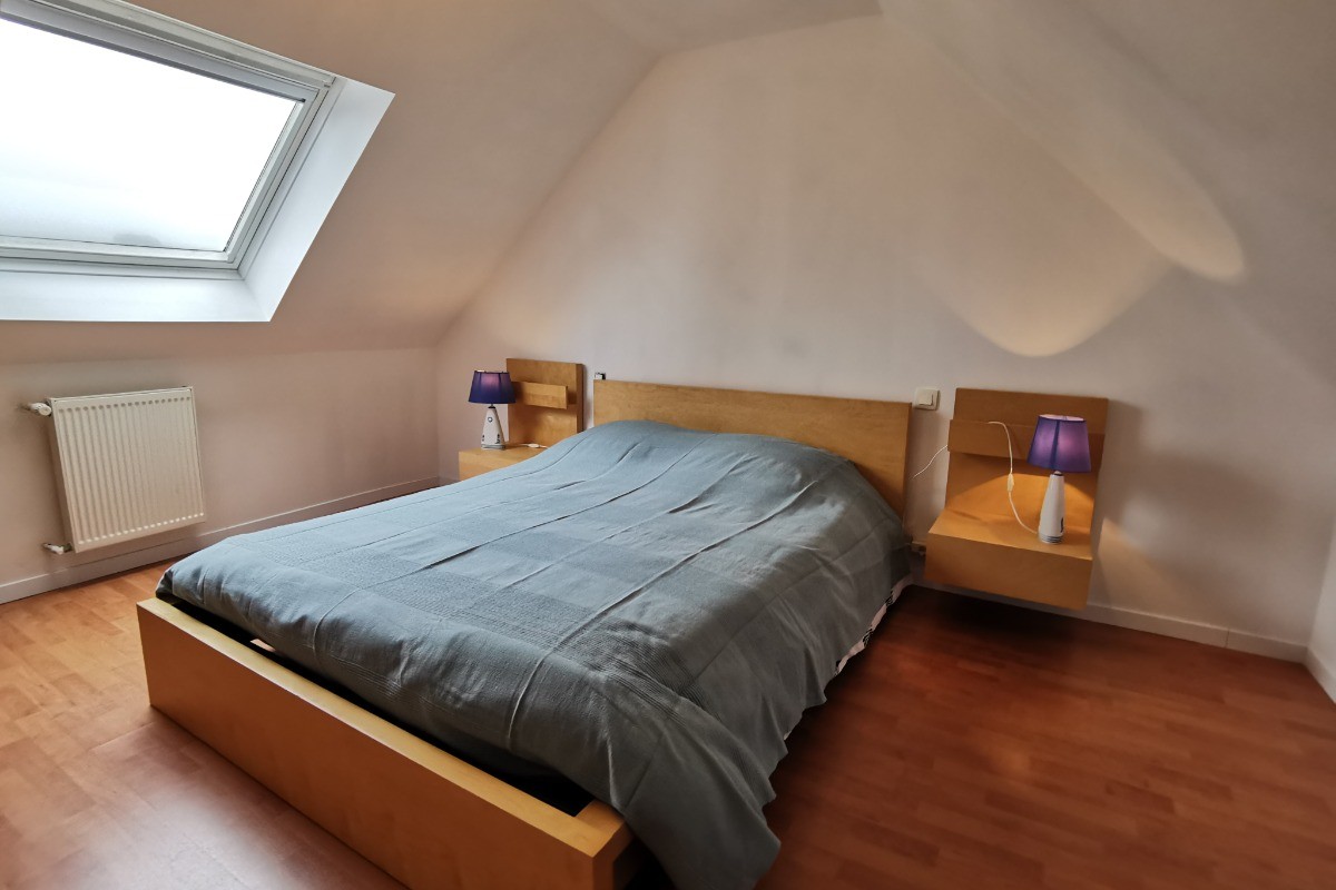 Chambre avec lit 140 à l'étage