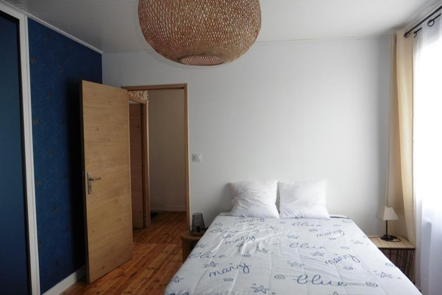 Chambre 2 avec un lit en 140