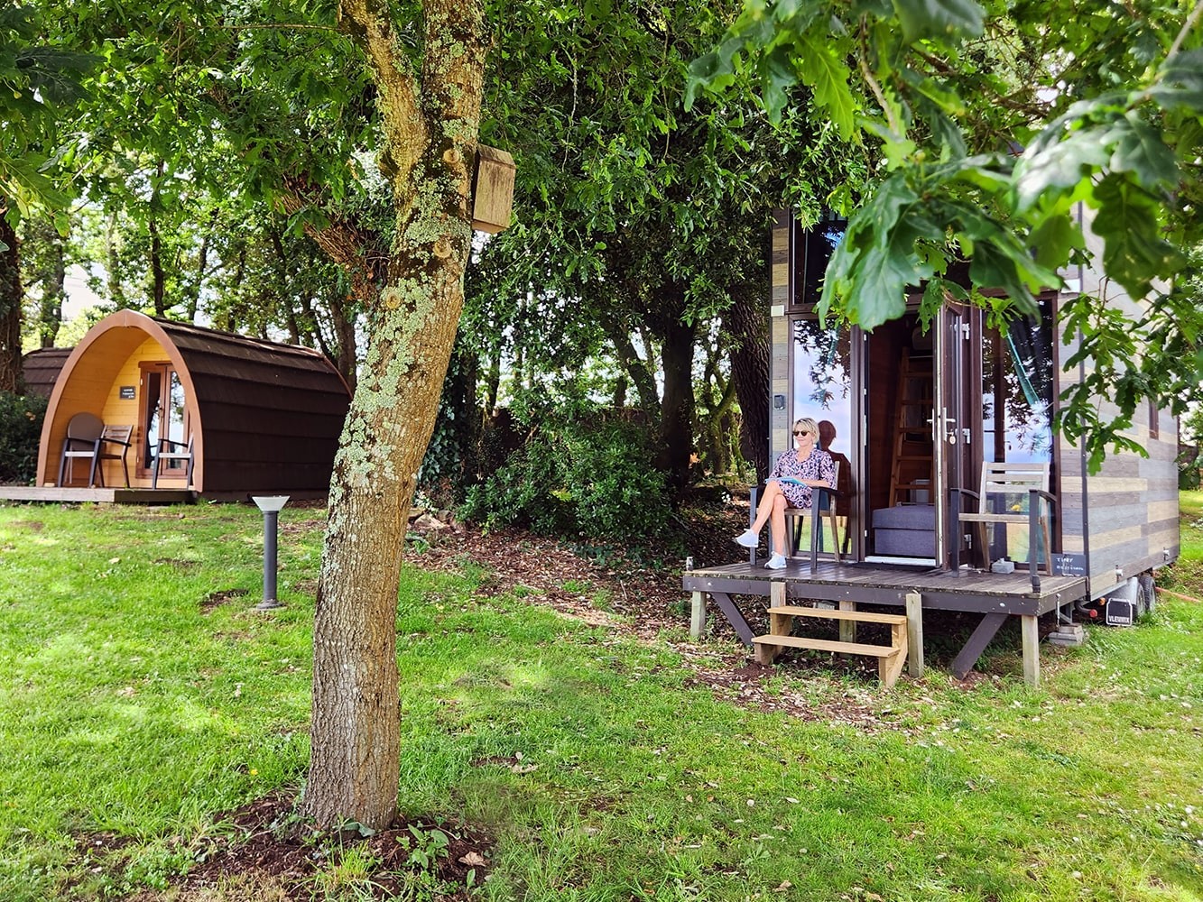 Les hébergements insolites aux Hauts de Toulvern : pod, tiny house, écolodge