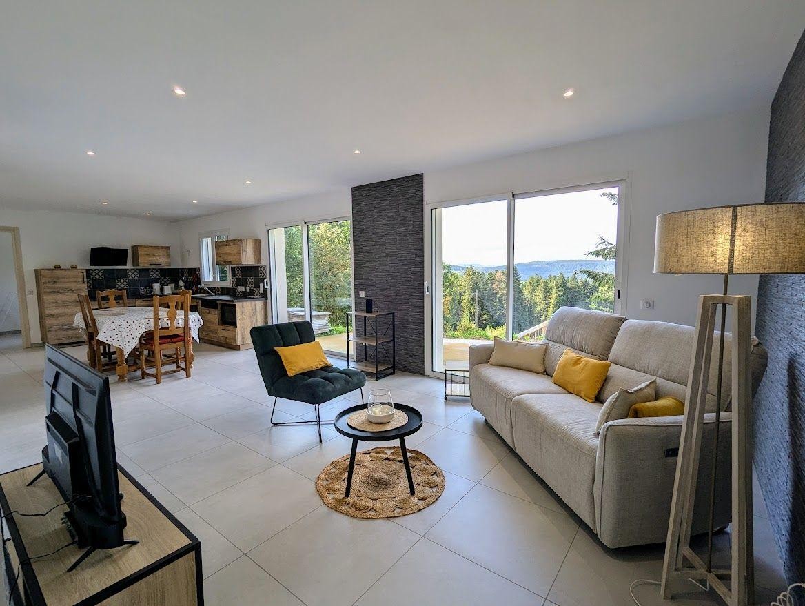 Salon/ séjour - Gîte Chêne à Anould, plain-pied moderne près des lacs et randonnées