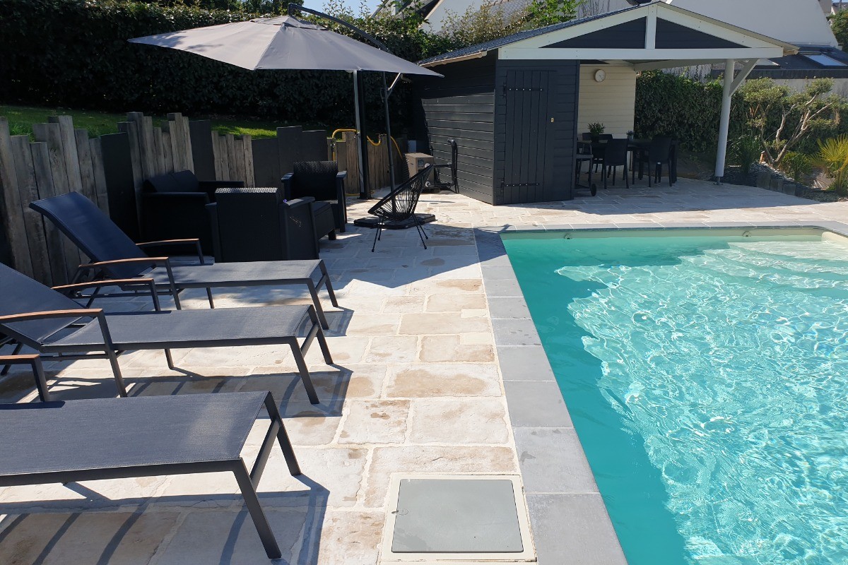 Espace piscine ext - VILLA SUR JARDIN CLOS AVEC PISCINE