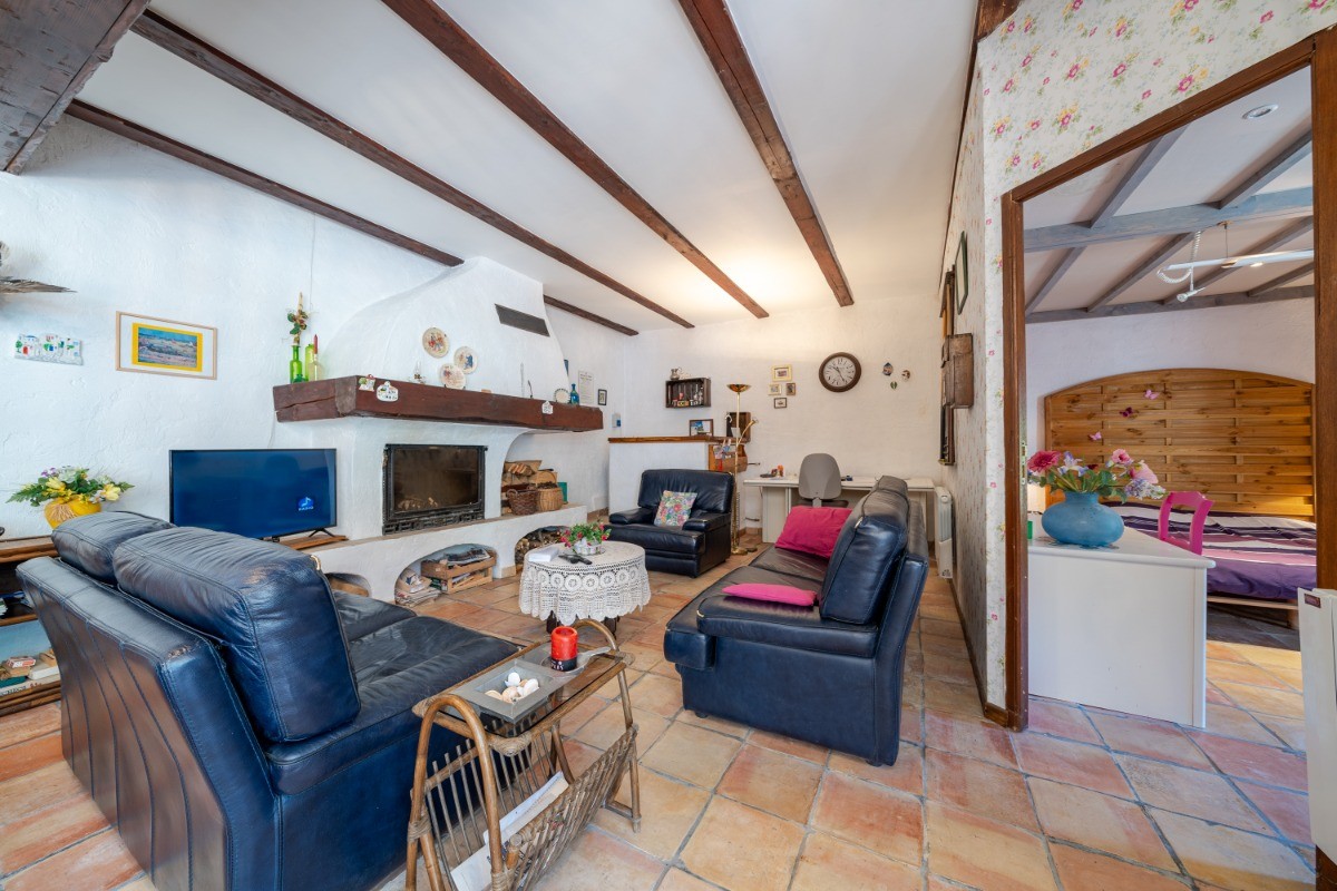 Gîte les Cougnas, salon avec TV et cheminée