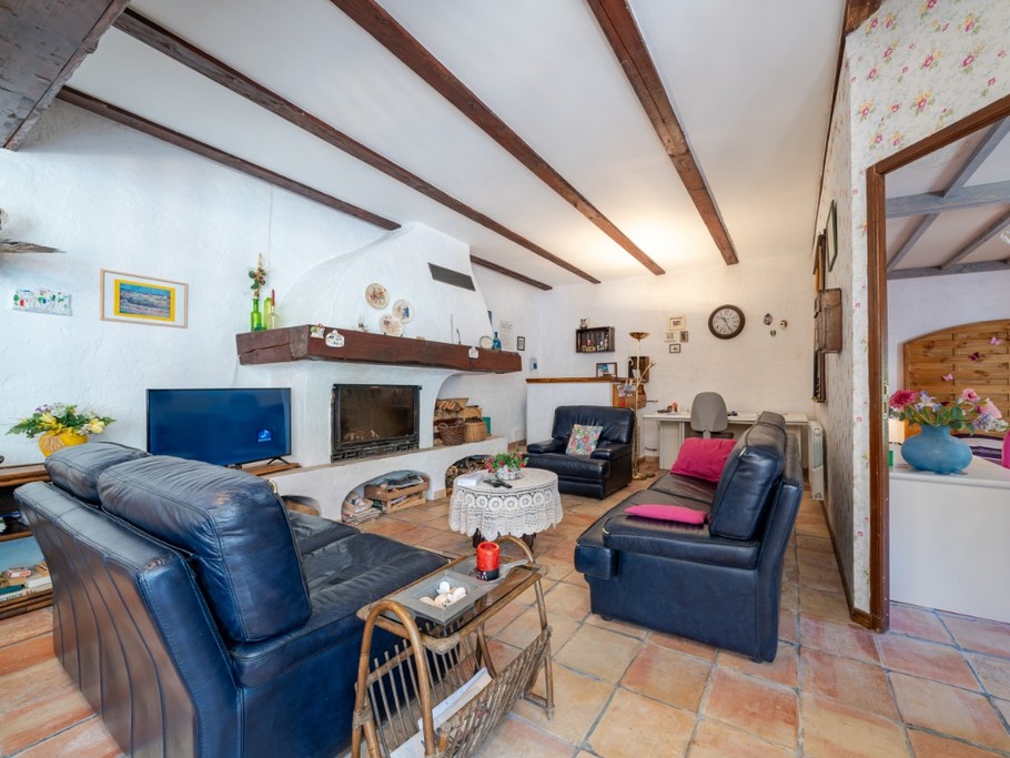 Gîte les Cougnas, salon avec TV et cheminée