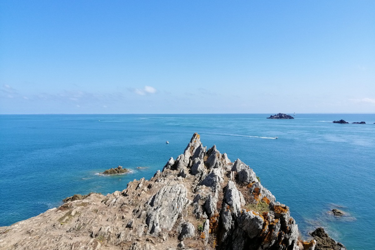 La Pointe du Grouin à Cancale, accessible à pied depuis la maison via le GR 34, en vélo, en voiture. Crédits photos : ADT 35 - PENCREACH-Sophie