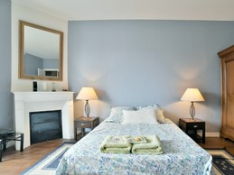 Chambre spacieuse pour 2 personnes (lit queen size 160x200 cm).