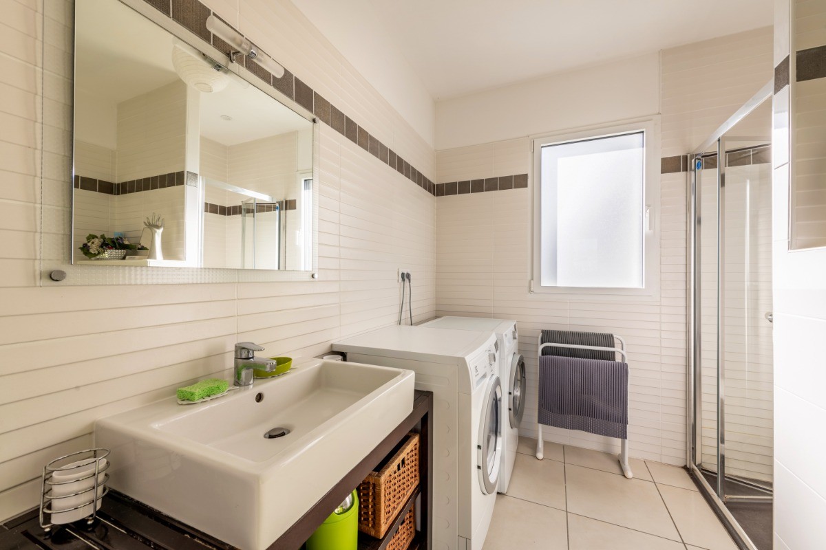 salle d'eau avec WC,  lave-linge et sèche-linge