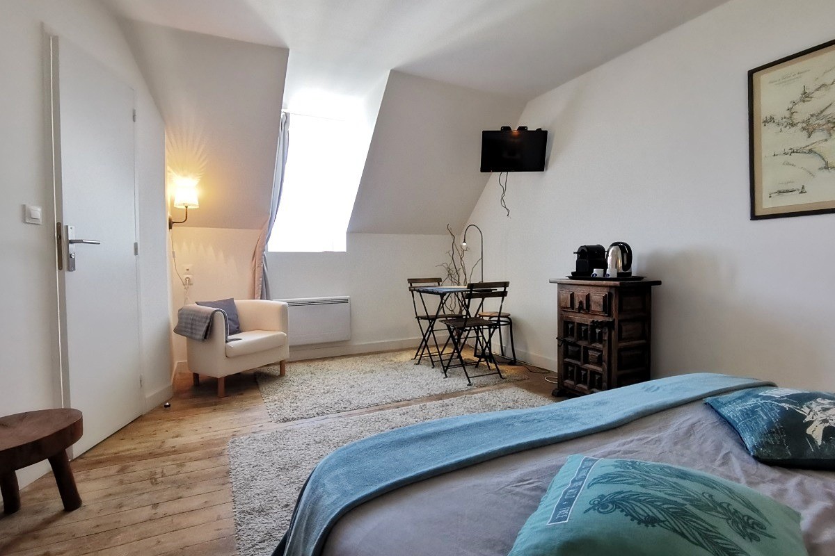 Etage 2: Chambre 3 avec TV et salle d'eau privative
