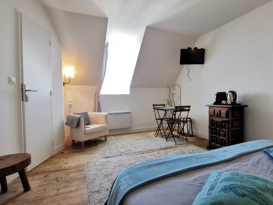 Etage 2: Chambre 3 avec TV et salle d'eau privative