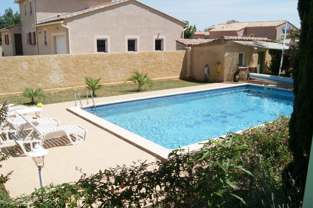 Vue sur la piscine de la chambre de la location