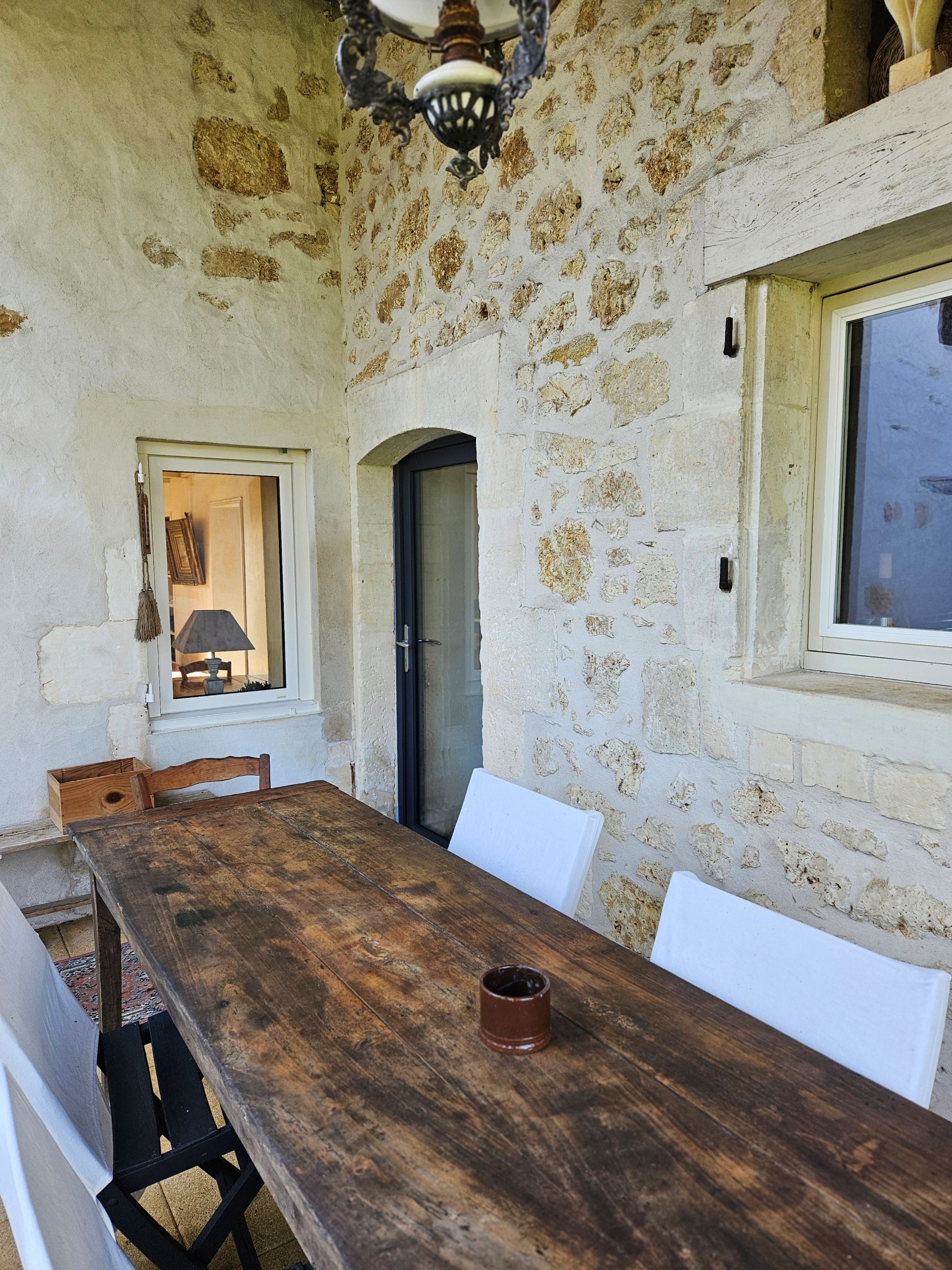 Terrasse abritée côté cuisine de la chambre d'hôtes à Montpellier de Médillan en Charente maritime