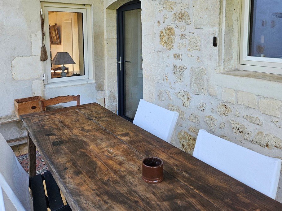 Terrasse abritée côté cuisine de la chambre d'hôtes à Montpellier de Médillan en Charente maritime