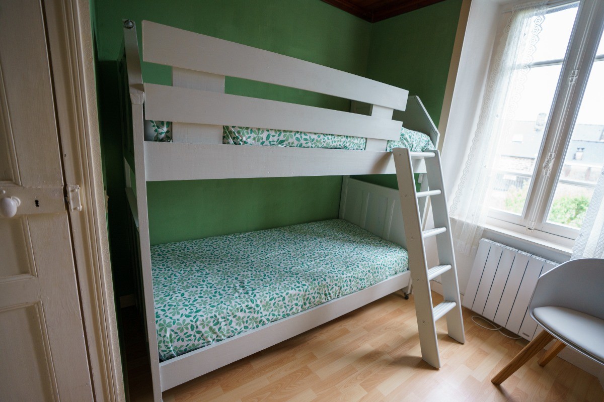 Chambre 6 pour 4 personnes  au 1er étage - 1 lit 160x200 cm ou 2 lits 80x200 cm + 2 lits superposés 90x190 cm. Avec salle d'eau et WC privatifs.