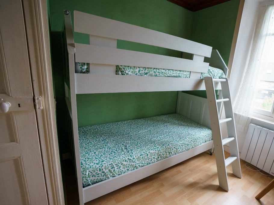 Chambre 6 pour 4 personnes  au 1er étage - 1 lit 160x200 cm ou 2 lits 80x200 cm + 2 lits superposés 90x190 cm. Avec salle d'eau et WC privatifs.