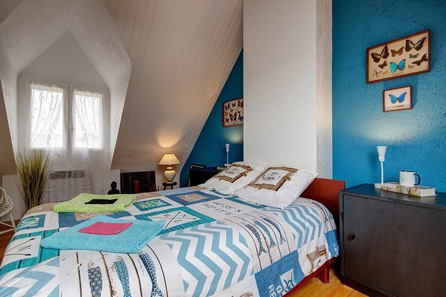 une chambre parentale avec 1 grand lit 160x200 (matelas hybride EMMA) et de beaux volumes