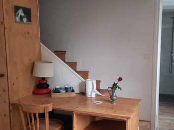 Bureau de la chambre "le Camélia"