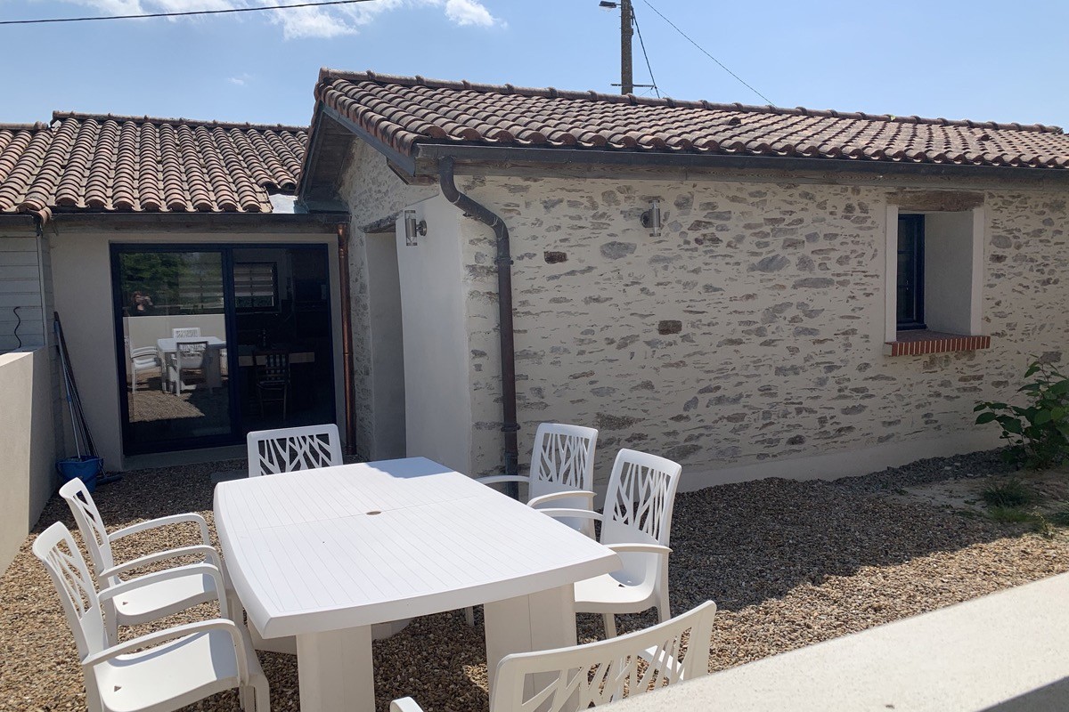 Petite cour fermée, avec salon de jardin
