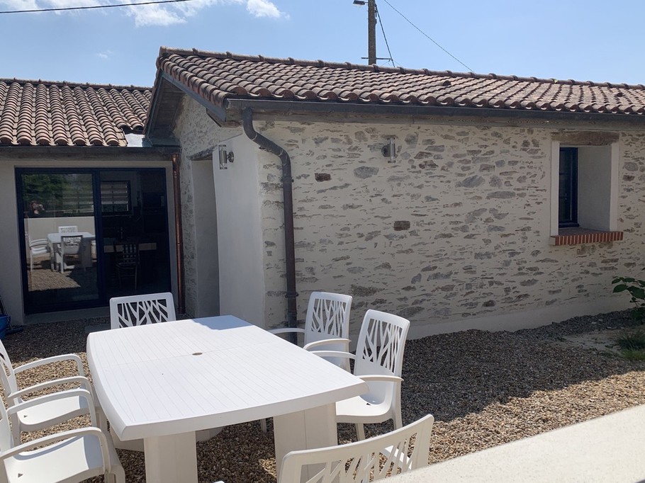 Petite cour fermée, avec salon de jardin