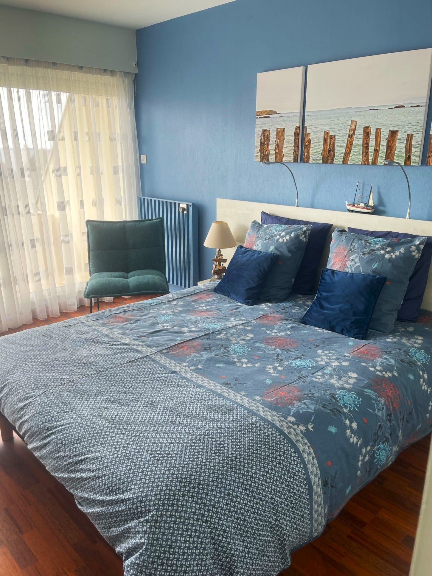 Chambre lit queen size(160x200 cm) avec dressing et bureau. Accès au balcon depuis la chambre et le salon. Mise à disposition de matériel bébé à la demande.