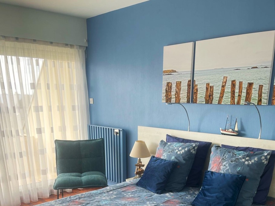 Chambre lit queen size(160x200 cm) avec dressing et bureau. Accès au balcon depuis la chambre et le salon. Mise à disposition de matériel bébé à la demande.