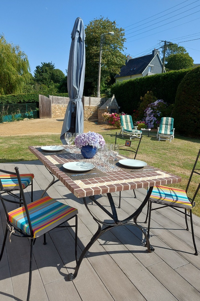 Location, 4/6 personnes à TREBEURDEN à 5 minutes PLAGE - 10 minutes PERROS-GUIREC - COTES D'ARMOR - BRETAGNE - Terrasse équipée de tables, chaises, parasol et bains de soleil