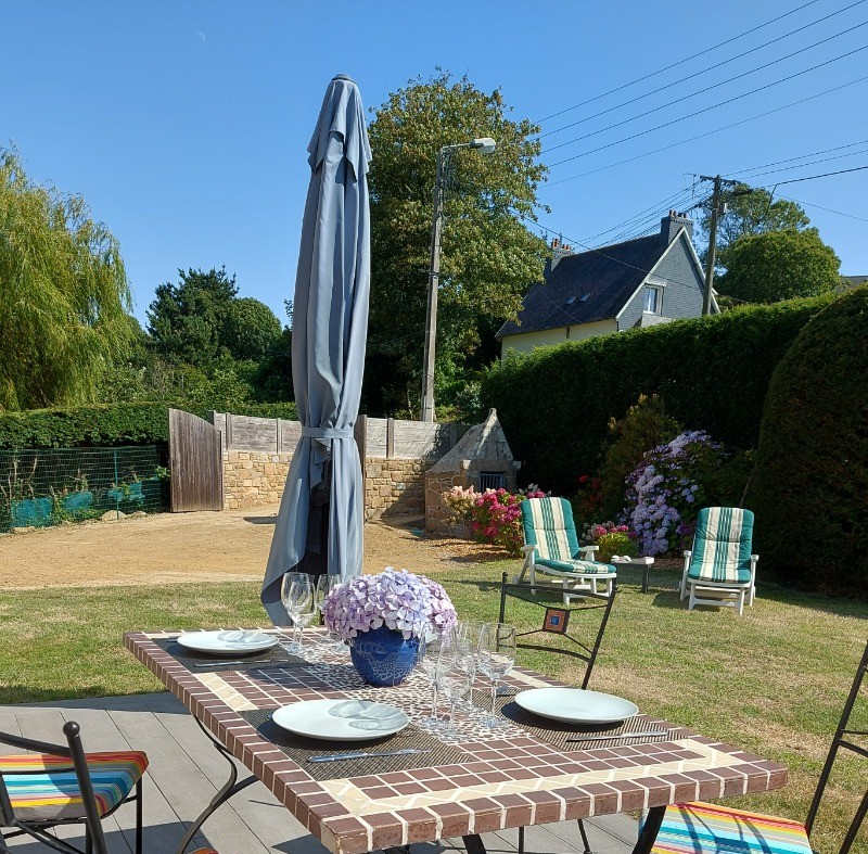 Location, 4/6 personnes à TREBEURDEN à 5 minutes PLAGE - 10 minutes PERROS-GUIREC - COTES D'ARMOR - BRETAGNE - Terrasse équipée de tables, chaises, parasol et bains de soleil