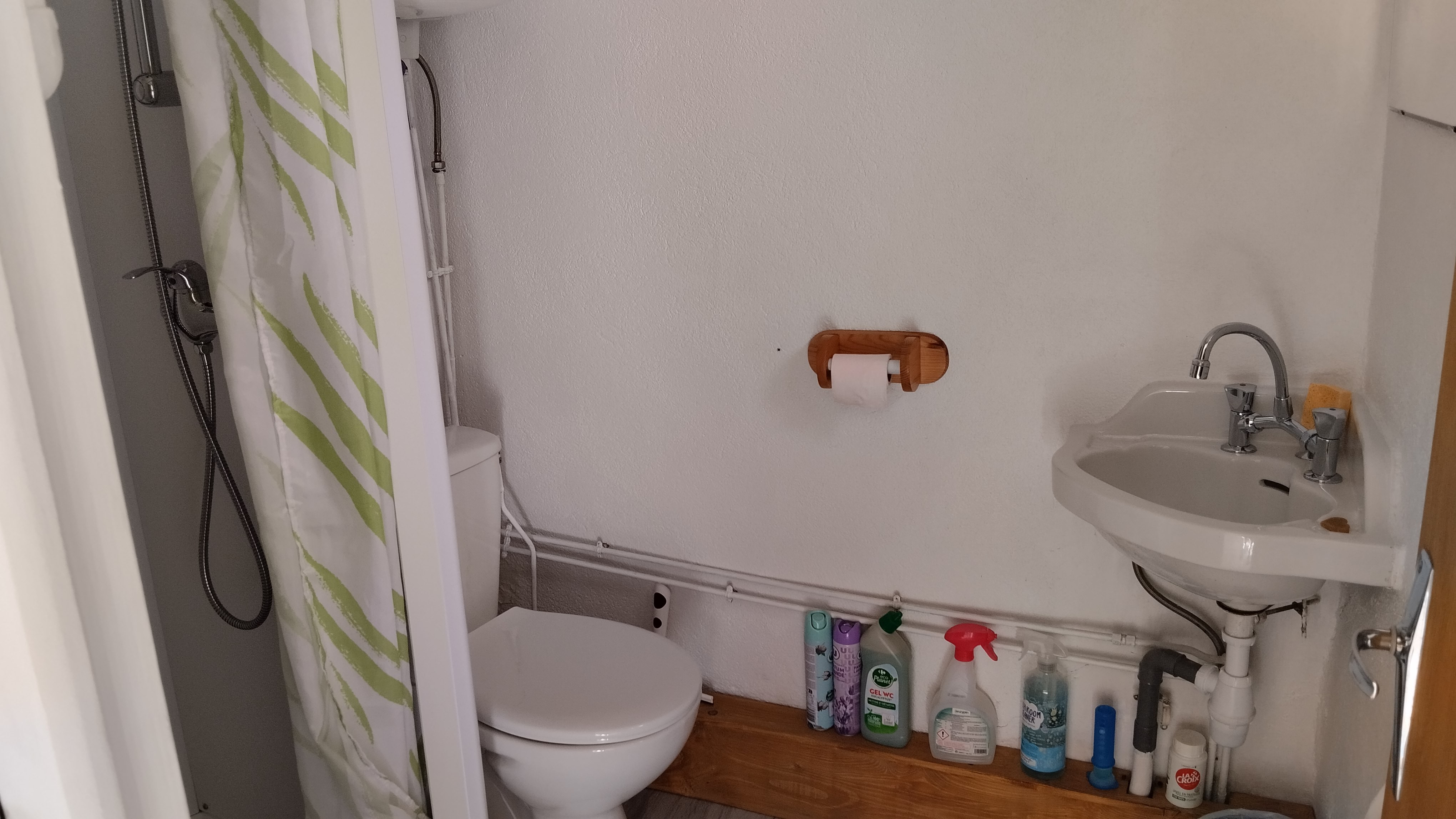 Chez Nelly - Gîte 2 personnes à Arconsat : La salle d'eau avec WC (1e étage)