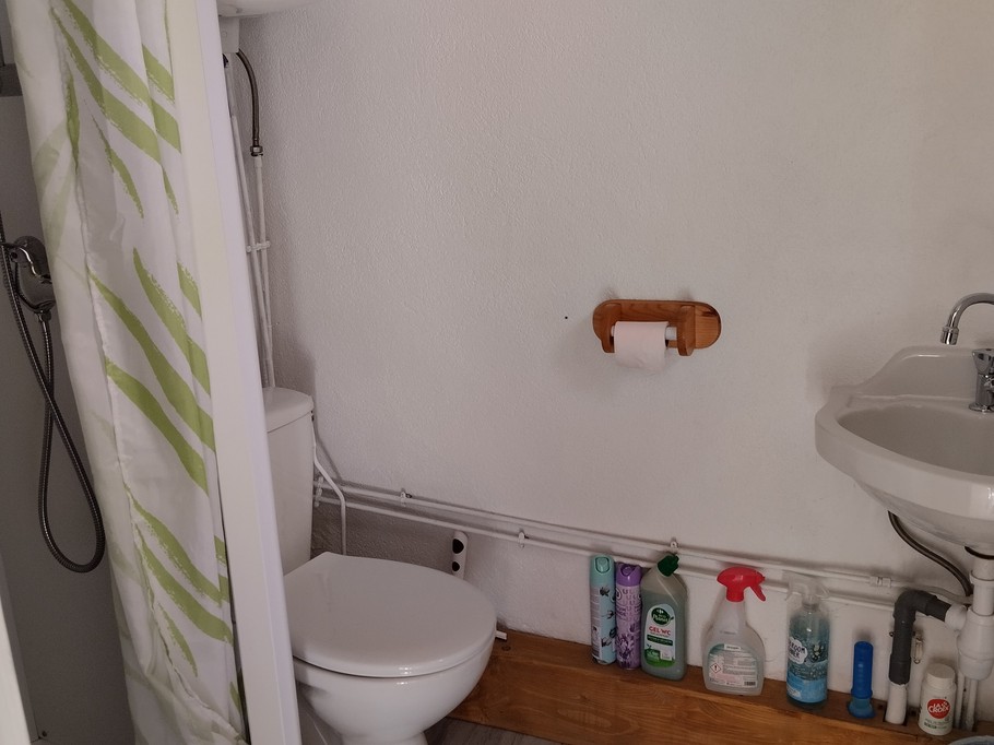 Chez Nelly - Gîte 2 personnes à Arconsat : La salle d'eau avec WC (1e étage)