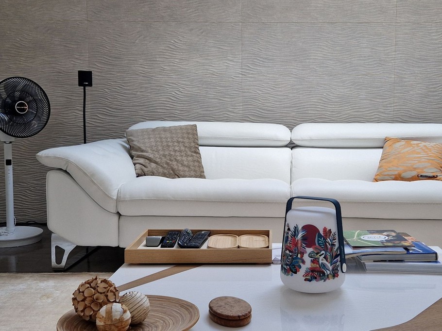 Coin salon avec canapé en cuir et Home cinéma, Chambres d'hôtes Le Clos des Champis pour 2 personnes près de Châtellerault, Vienne