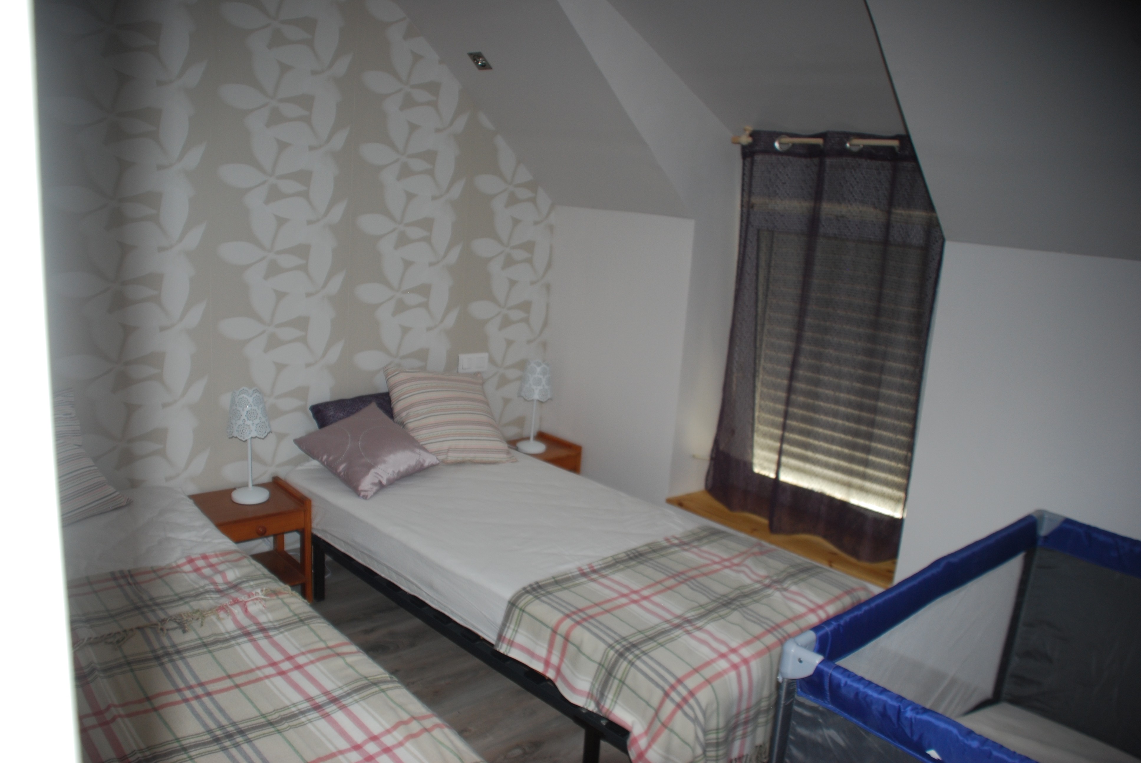 une chambre à deux lits