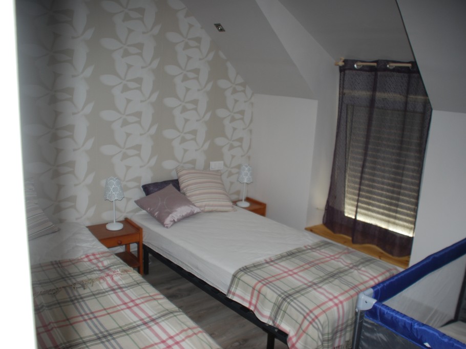 une chambre à deux lits