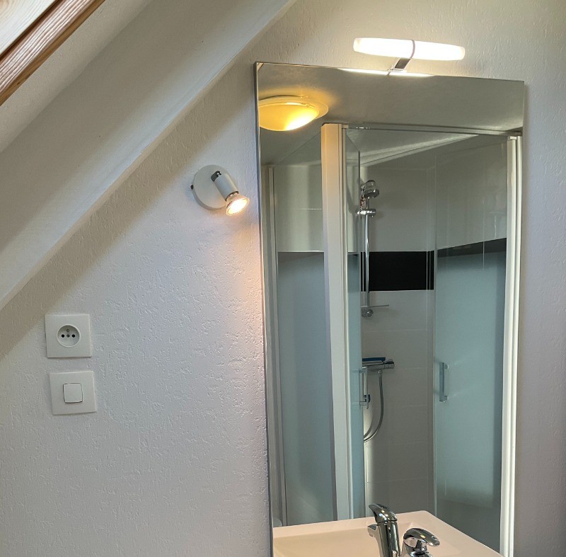 Location Clévacances - VanHeuverswyn, Plouha - Villa façade coté mer - Salle d'eau étage