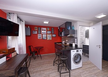bureau , table cuisine et coin kitechenette studio Côté Saône