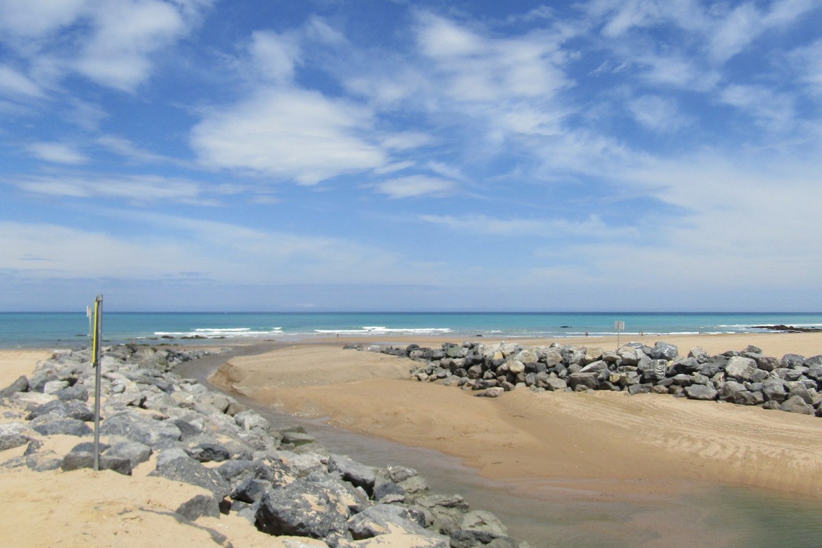 Arrivée sur la plage à marée basse
