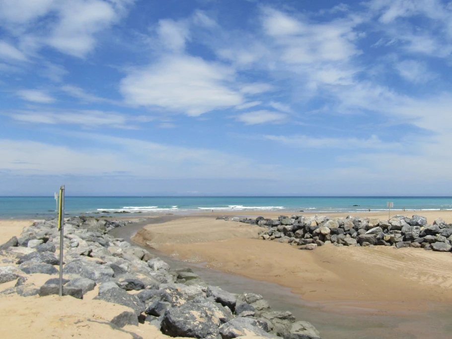 Arrivée sur la plage à marée basse