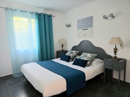 Lit queen size et ambiance feutrée.