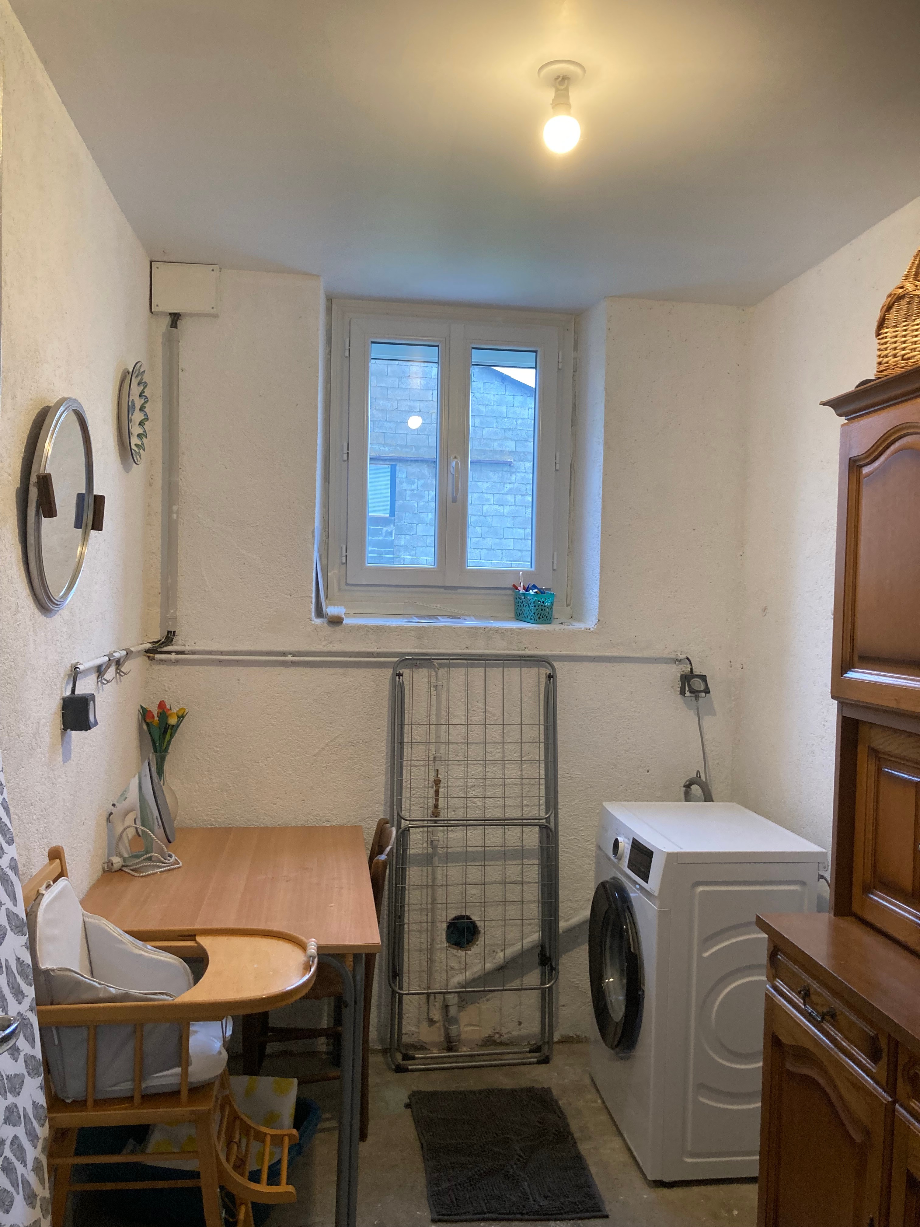 grande buanderie, avec lave linge, étendoir à linge, bassine, aspirateur