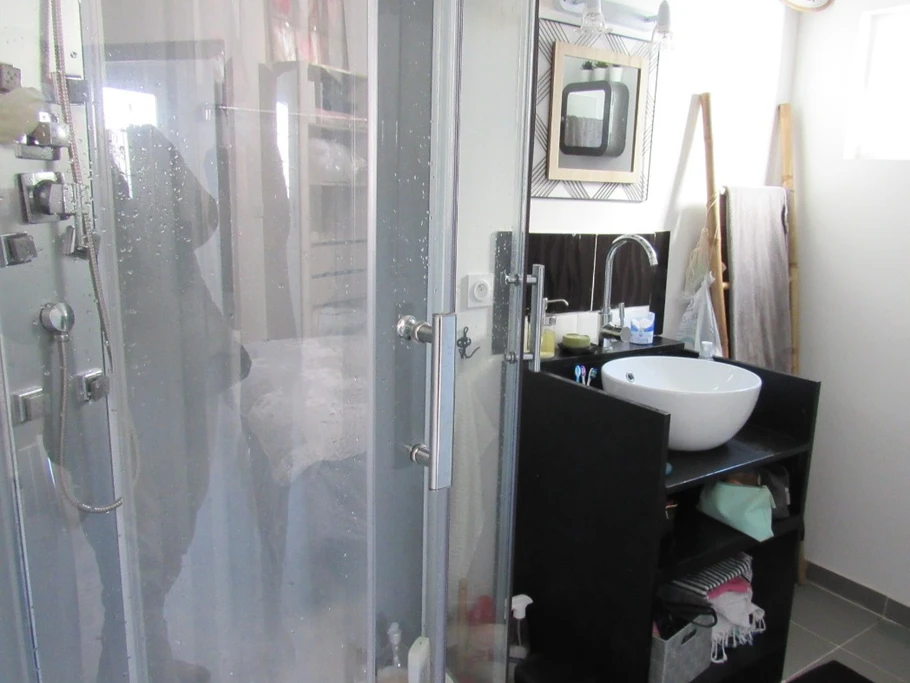 Salle d'eau avec douche