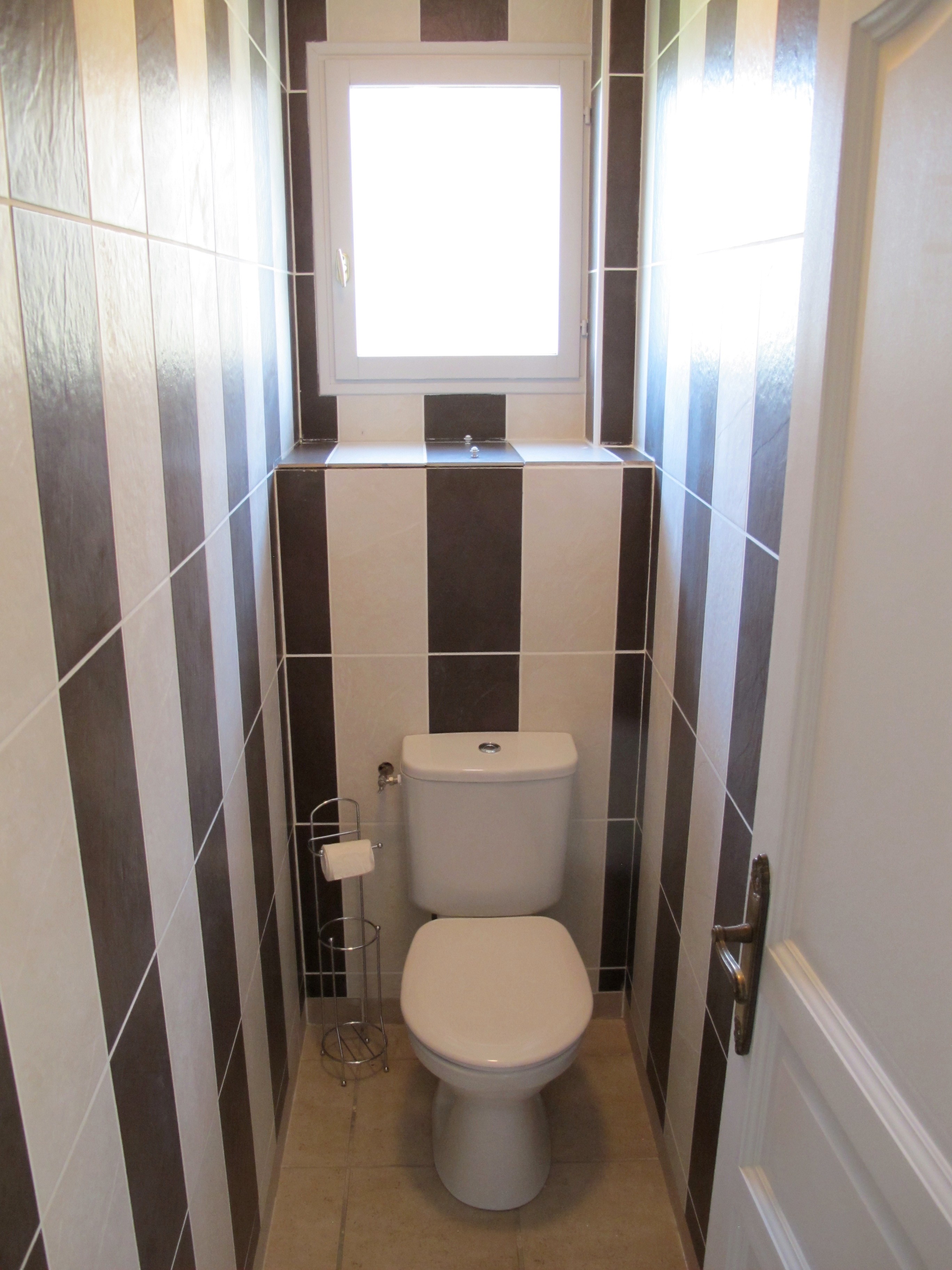 Toilettes du rez-de-chaussée, entièrement carrelées