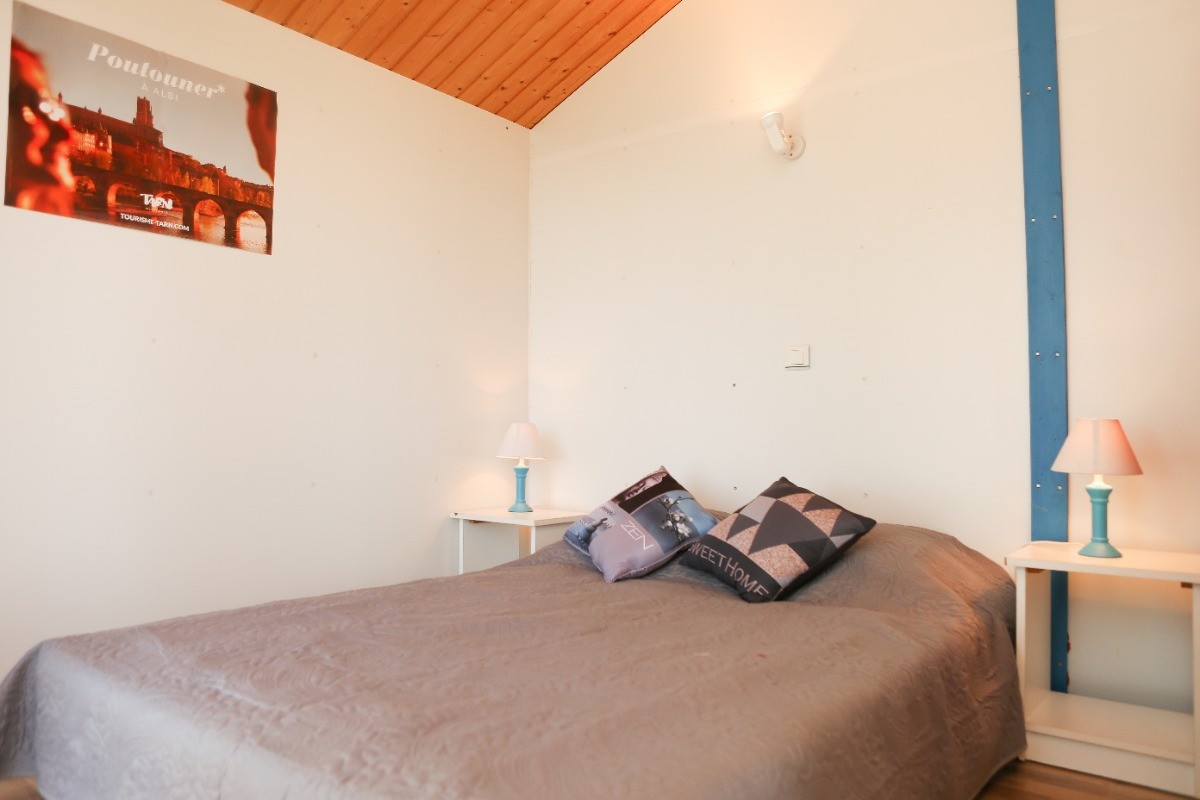 chambre  independente avec salle de bain plus wc  castenau de montmiral tarn toscane-occitane pyrennees mediterannee