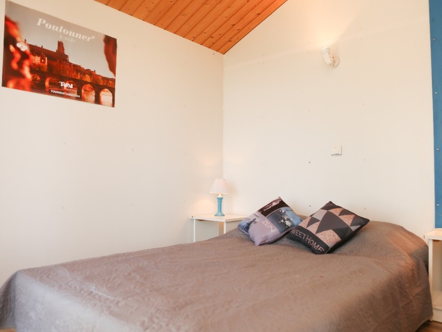 chambre independente avec salle de bain plus wc castenau de montmiral tarn toscane-occitane pyrennees mediterannee