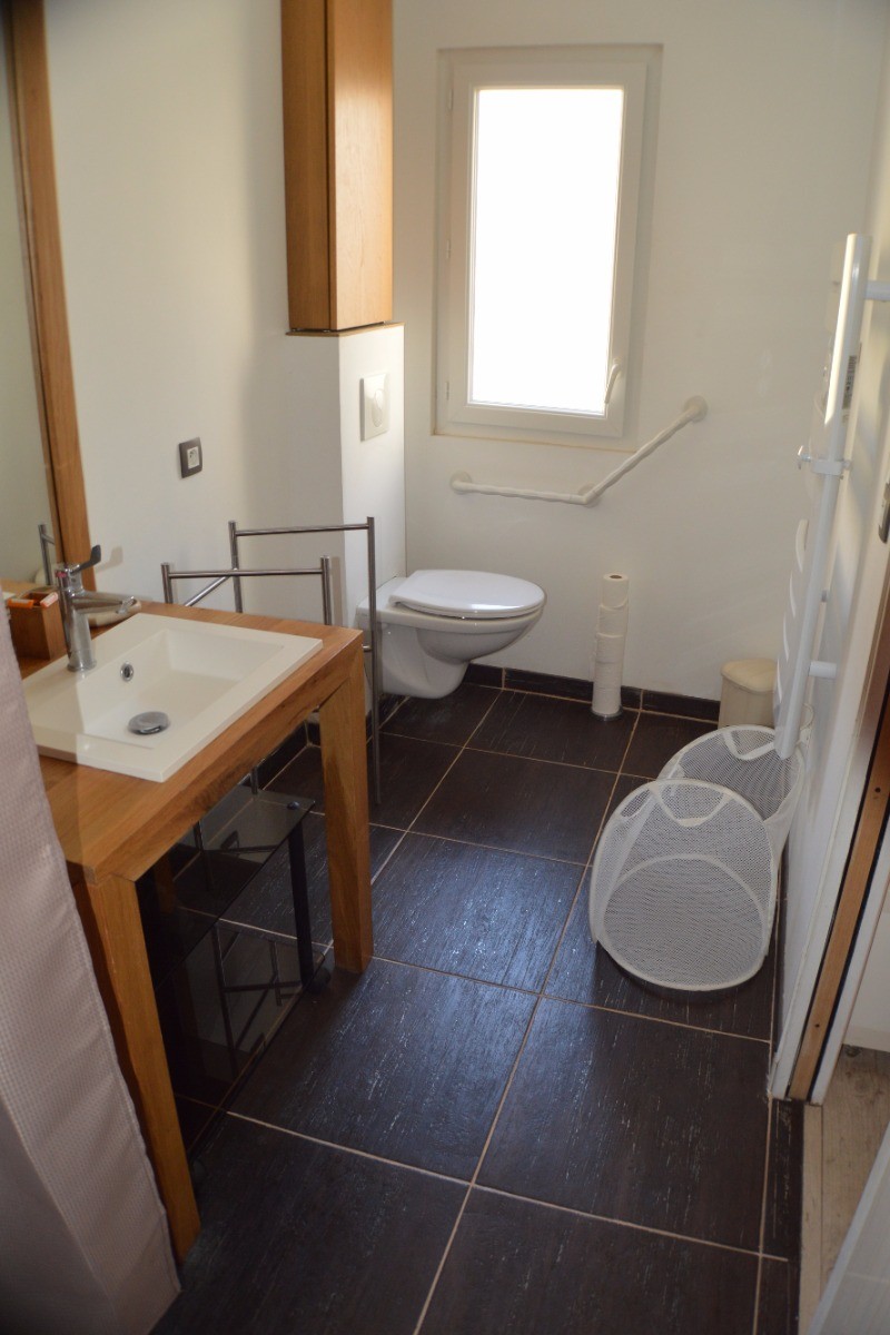 Rez-de-chaussée la Grande salle d'eau - Maison Grise pour 5 personnes, proche plages, Meschers sur Gironde près de Royan