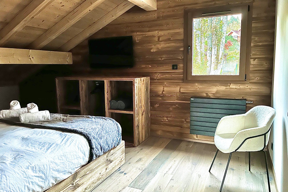 Chalet les Roitelets - chambre côté jardin